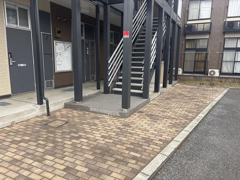 レオパレス千年の時 エントランス