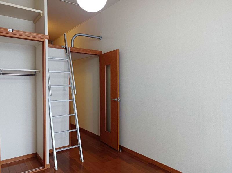 レオパレスシエスタ西郷屋敷 居間