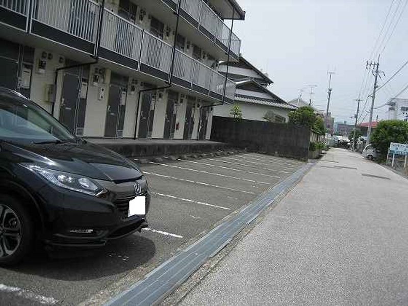 レオパレス高知 駐車場