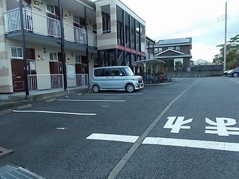 レオパレスフォンティーヌ 駐車場