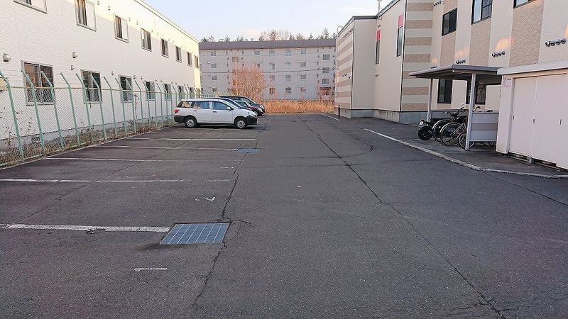 レオパレスリバーパーク 駐車場