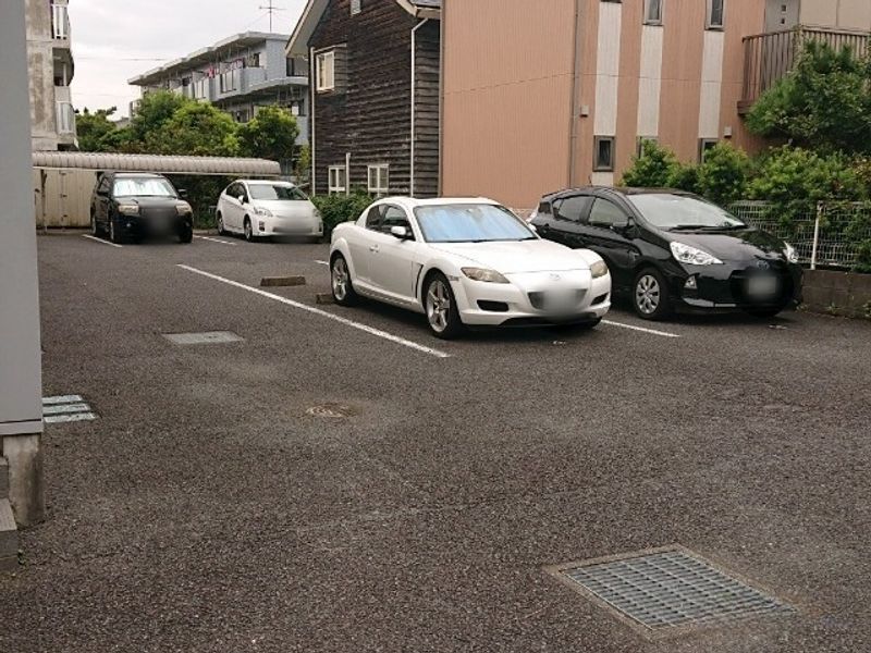 レオパレスラ・プランタン 駐車場
