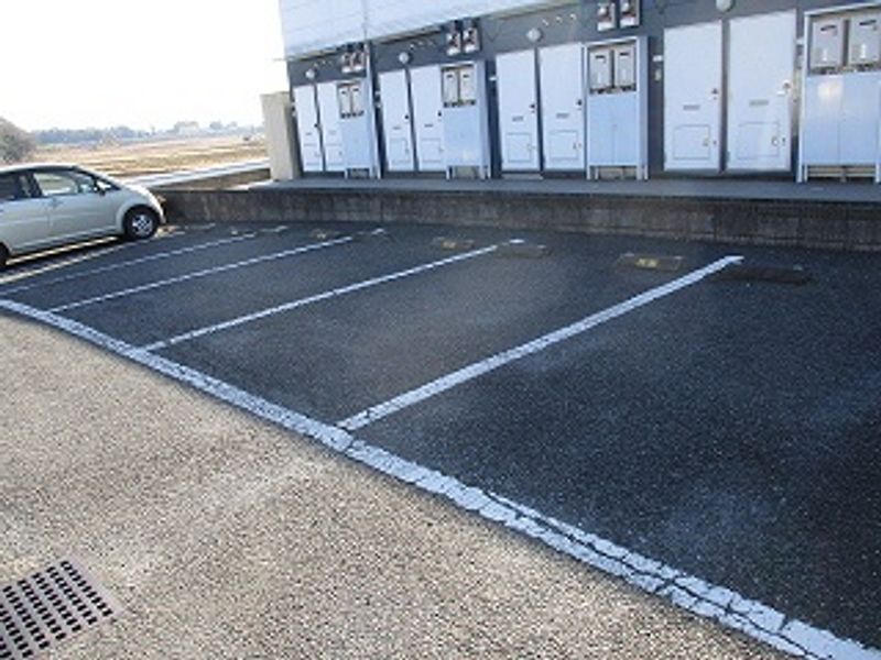 レオパレスルミエール六番館 駐車場