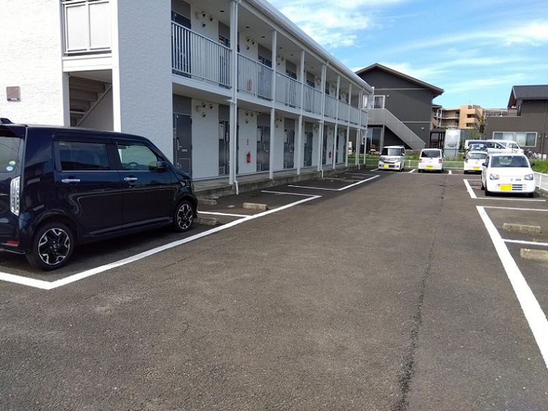 レオパレスヴィクトワールＫ２ 駐車場
