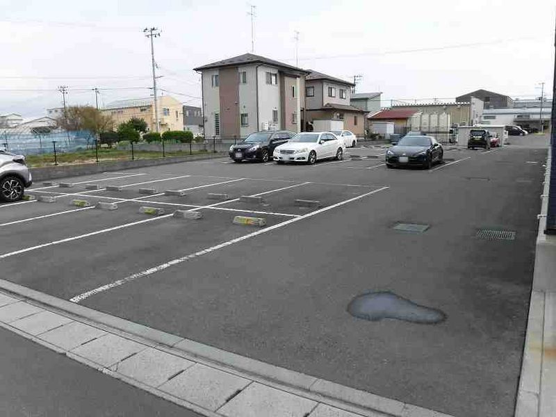 レオパレスヌーヴォグラン富久山 駐車場