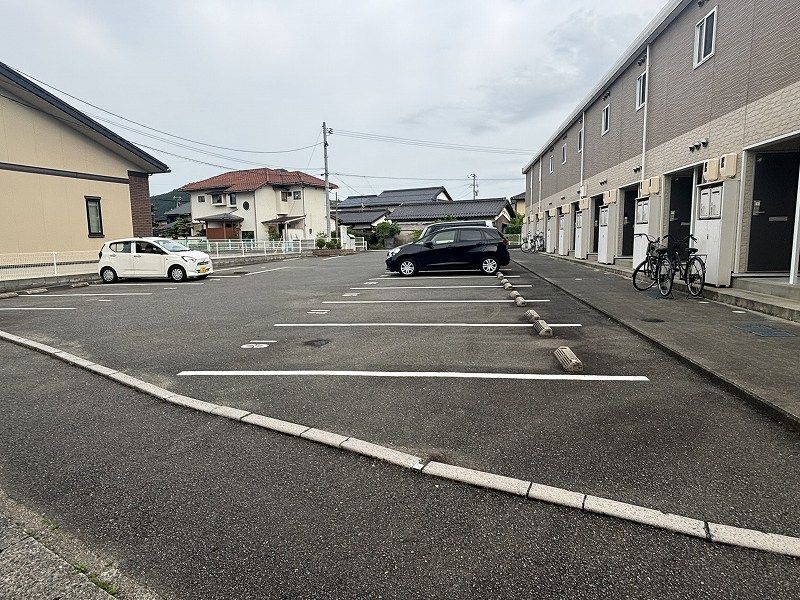 レオパレスソル 駐車場