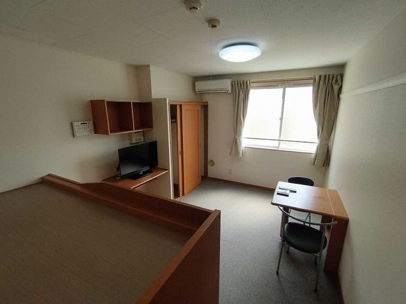 レオパレスシャンテＣ 居間