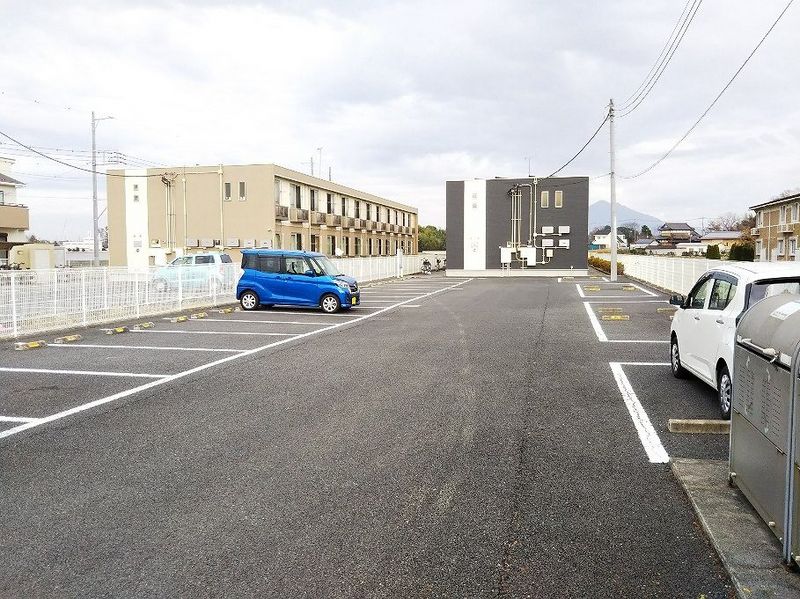 レオネクスト友愛 駐車場