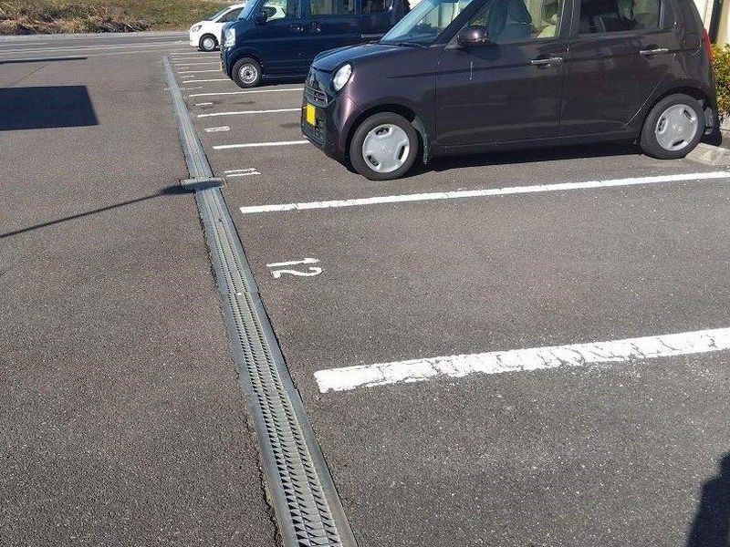 レオパレスフリューゲル 駐車場