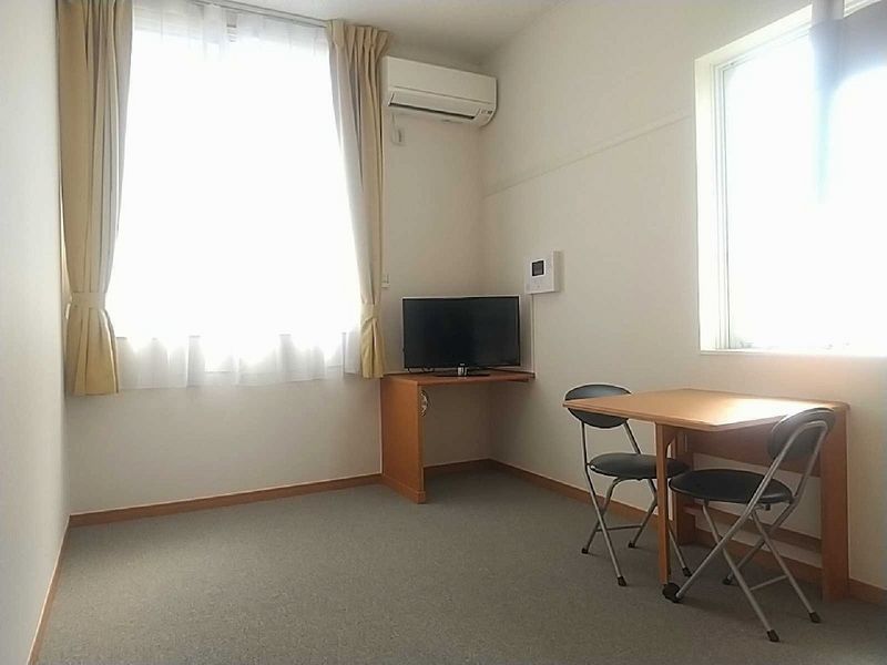 レオパレスサンキエム 居間