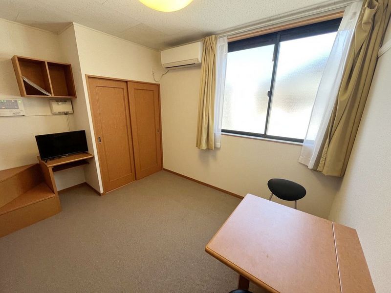 レオパレスＩＫＵＳＨＩ 居間
