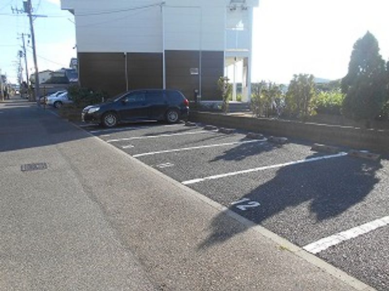 レオパレスさつき 駐車場