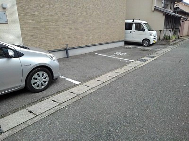 レオネクストカーザナターレ 駐車場