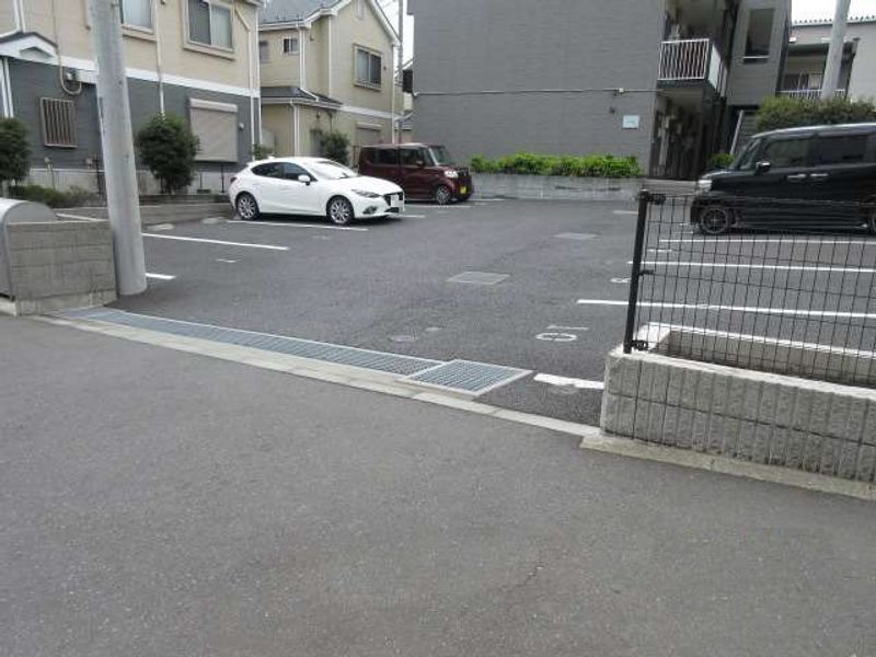 レオパレスあづま坂 駐車場