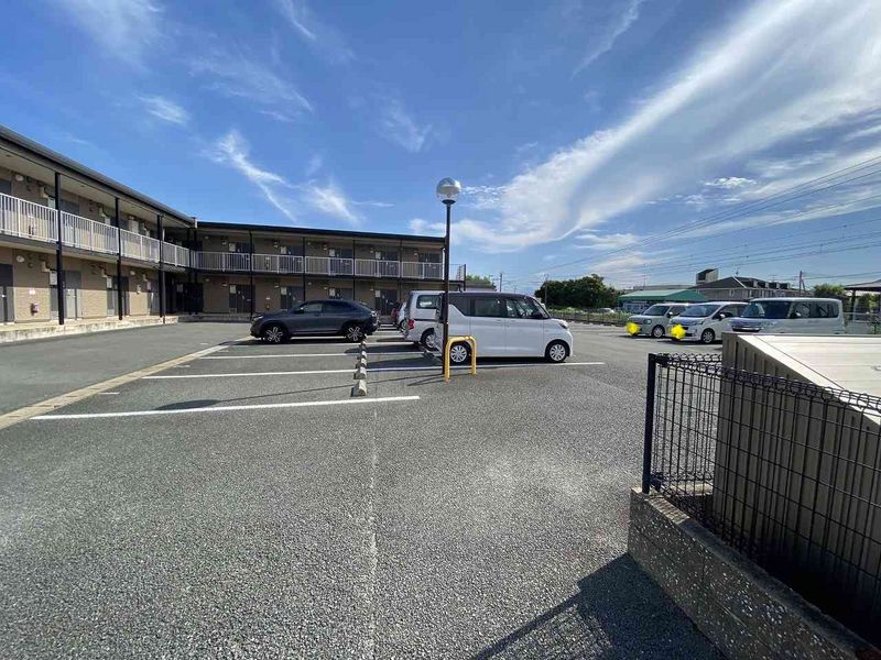 レオパレスセジュールカーサドゥ 駐車場