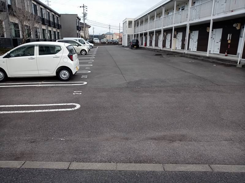 レオパレスロベリア 駐車場