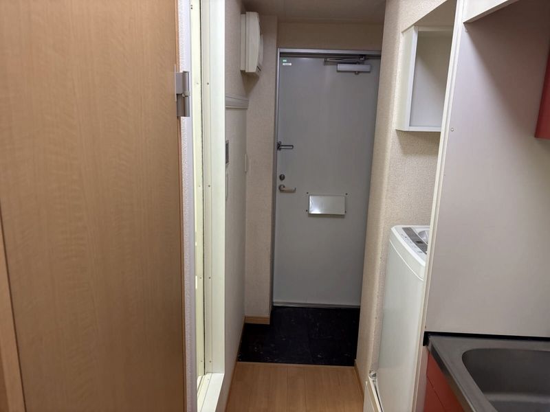 レオパレスあいりす 玄関