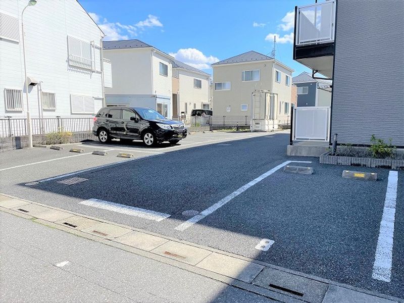 レオパレスフリージア 駐車場