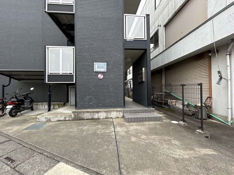 レオパレスクレシェンテ エントランス