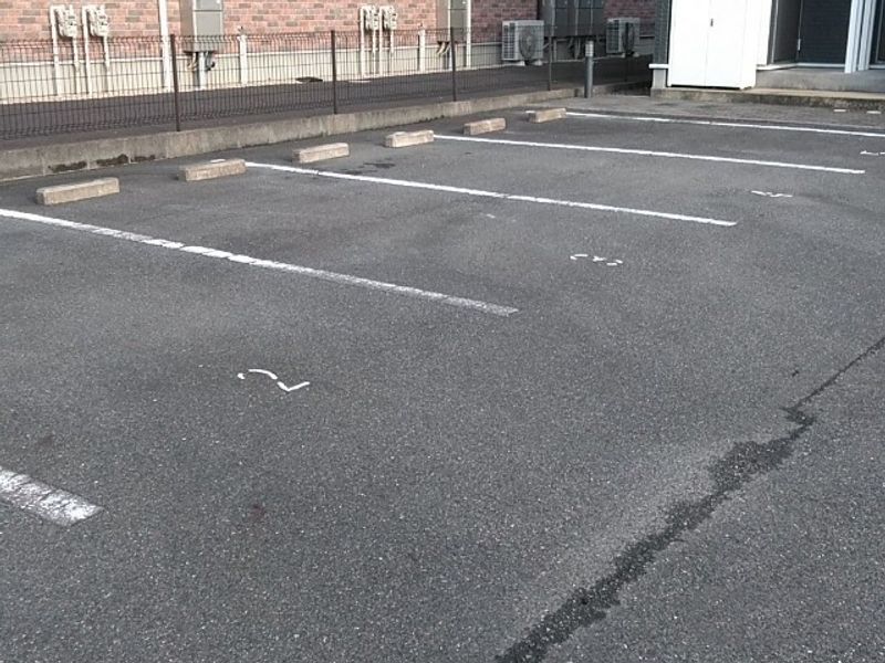 レオネクストローズ 駐車場