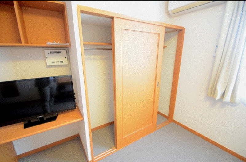 レオパレスラ　プランタン 収納