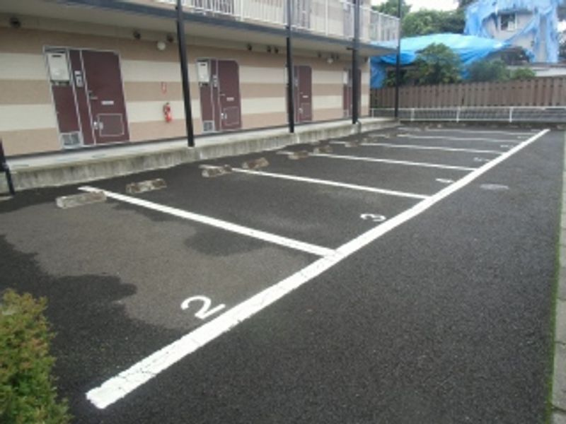 レオパレスひまわり 駐車場