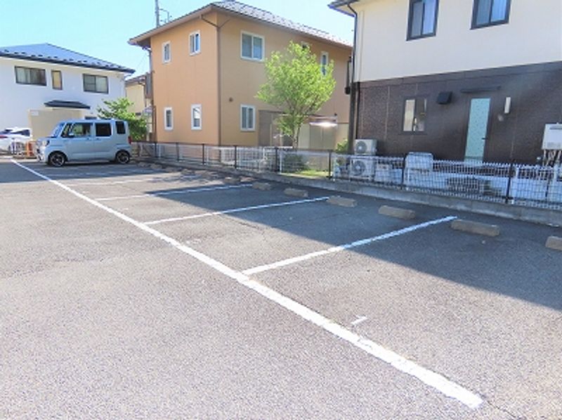 レオパレスブルガリ 駐車場