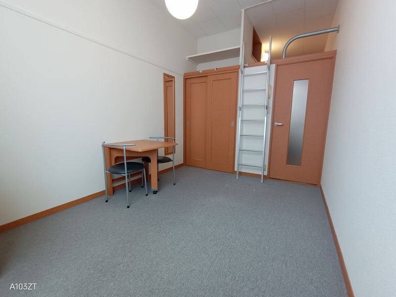レオパレスフローリッシュ 寝室
