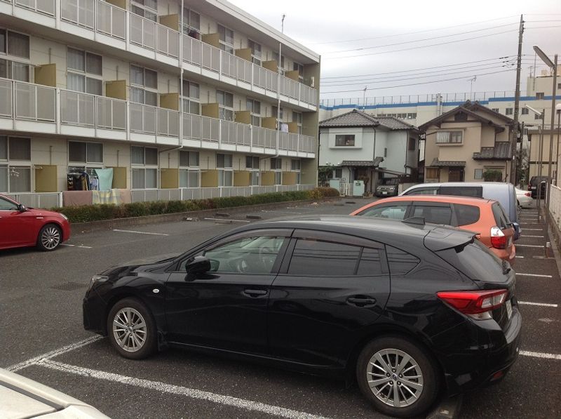 レオパレスコートデレモングラス 駐車場