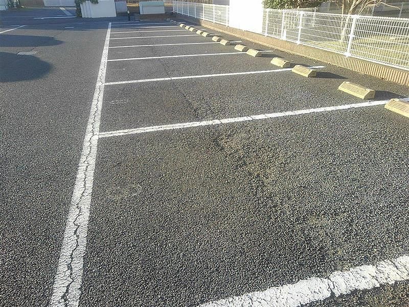 レオパレスアルペンローゼ 駐車場