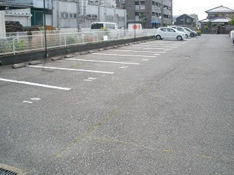 レオパレス東草津 駐車場