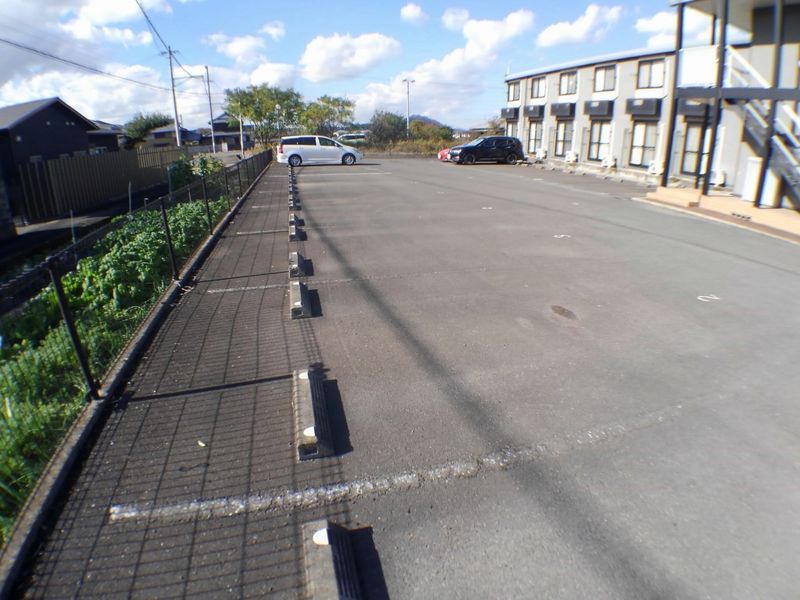 レオパレスＭ＆Ｅ 駐車場