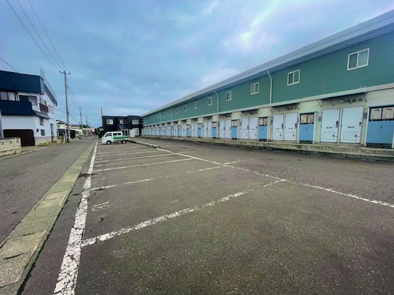 レオパレス新城 駐車場