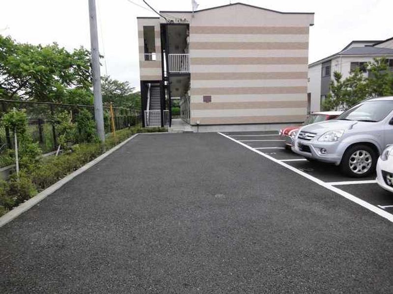 レオパレスブラッサム鎌倉 駐車場