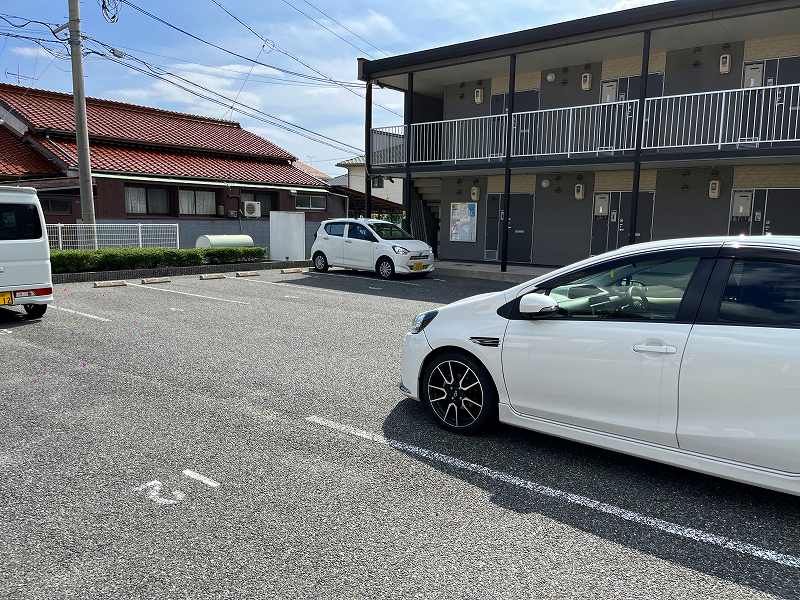レオパレスエミール 駐車場