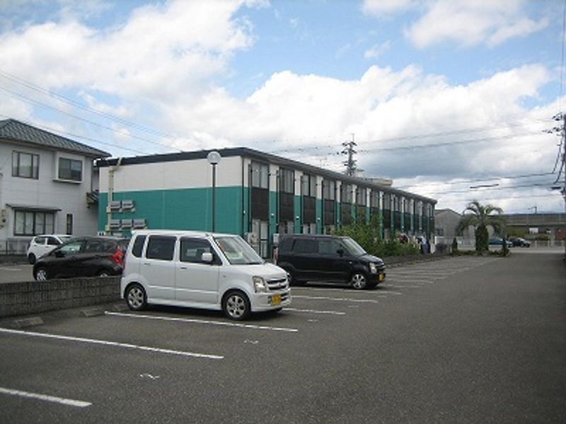 レオパレスシャルマン 駐車場