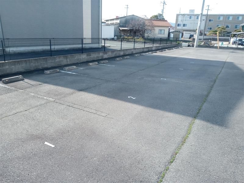 レオパレスアステカ 駐車場
