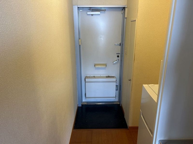 レオパレス幸 玄関