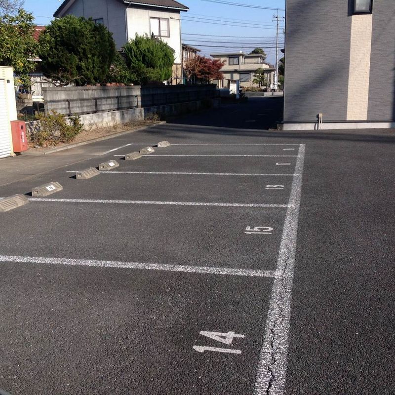 レオパレスピアチェーレ 駐車場