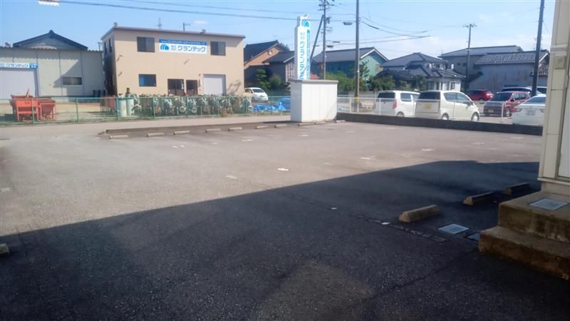 レオパレス石瀬 駐車場