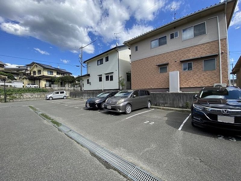 レオパレスフォレストハウス２１ 駐車場