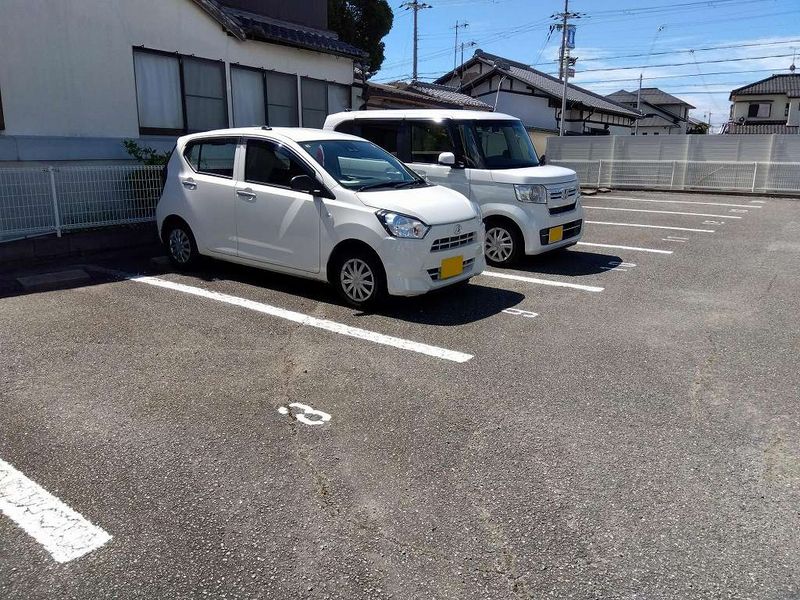 レオパレス明西 駐車場