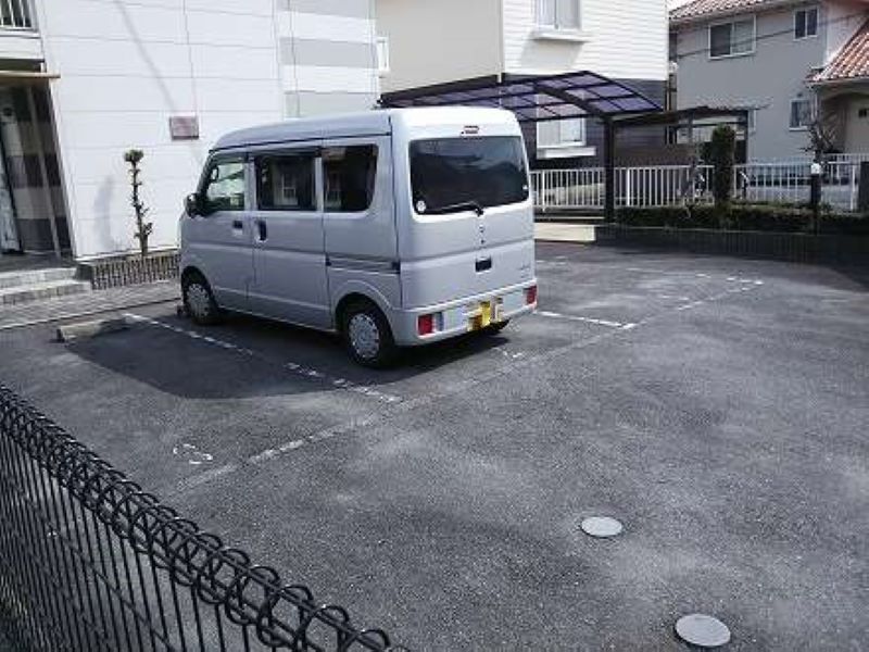 レオパレスヴィクトワール 駐車場