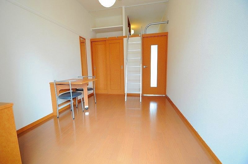 レオパレス宮津 居間