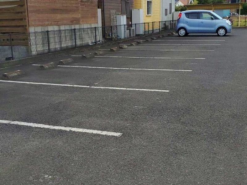 レオパレス唐ヶ原 駐車場