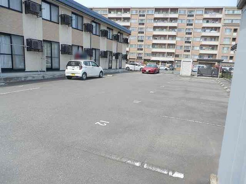 レオパレスエルグレース 駐車場