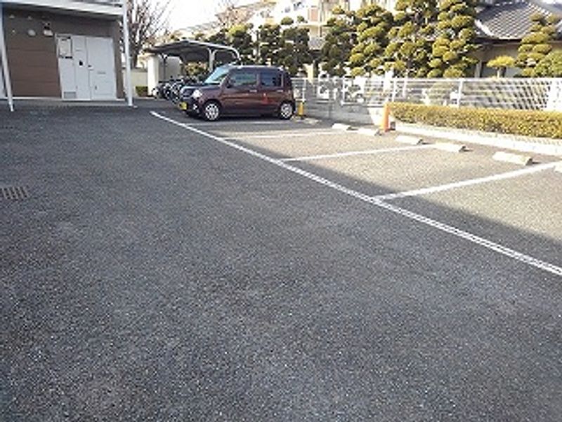 レオパレスラブリー 駐車場