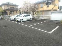 レオパレスカナル 駐車場