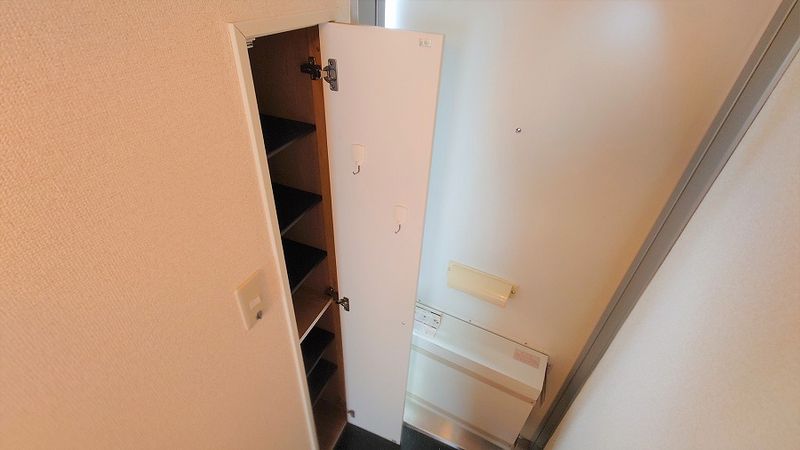 レオパレスミノフルール 玄関