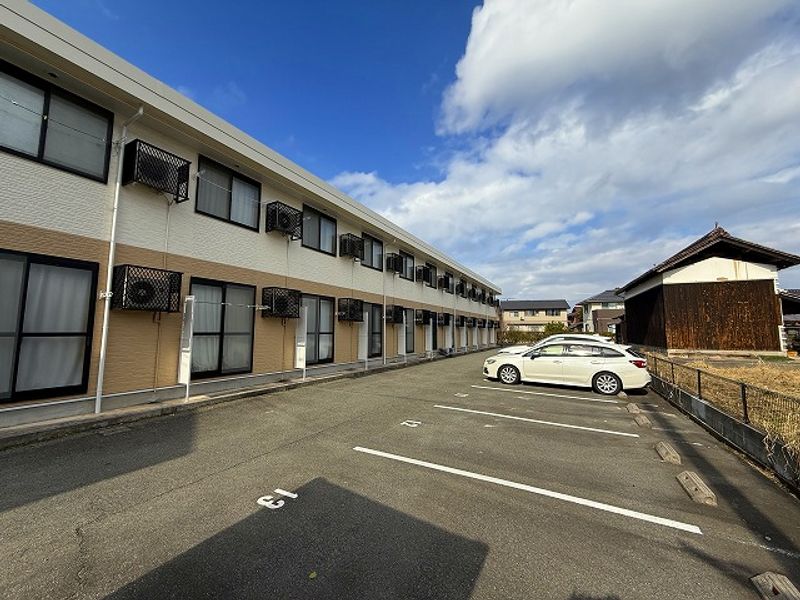 レオパレス翠山 駐車場